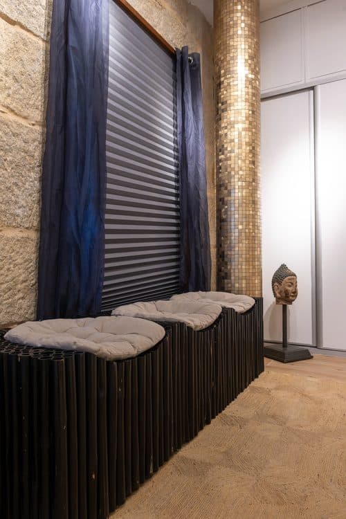 Detalle de toallas y velas del spa erótico en Vigo