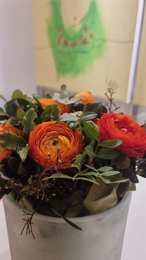 Ramo de ranúnculos en la decoración de Asiática Spa Vigo